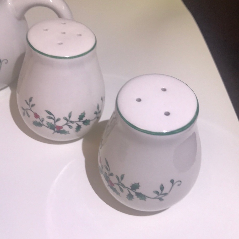 Stoneware Accessory Set - Picture 4 of 5